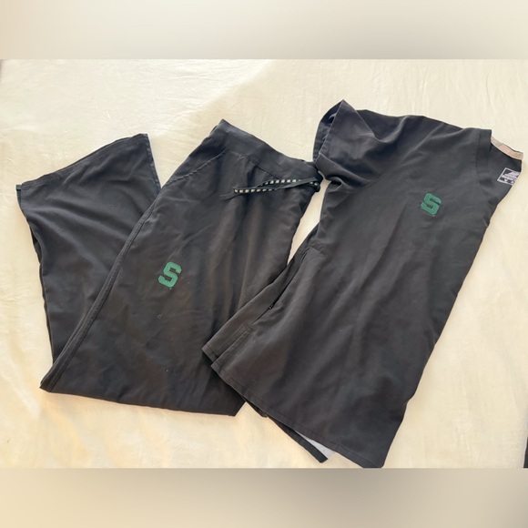 Women’s New Balance Black Scrub Set - Picture 1 of 9